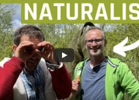 Un naturaliste visite le jardin forêt de la Forêt Gourmande